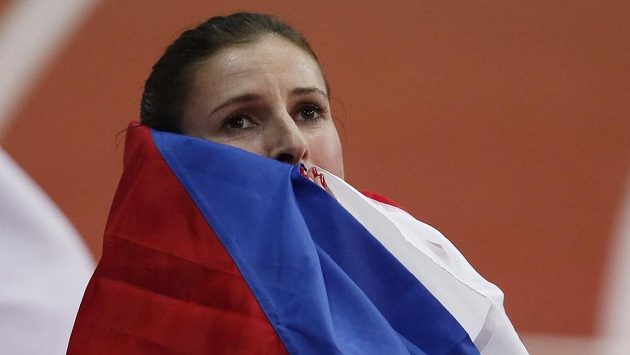 Zuzana Hejnová se s vlajkou v ruce raduje ze stříbra na HME. Zuzana Hejnová se s vlajkou v ruce raduje ze stříbra na HME.