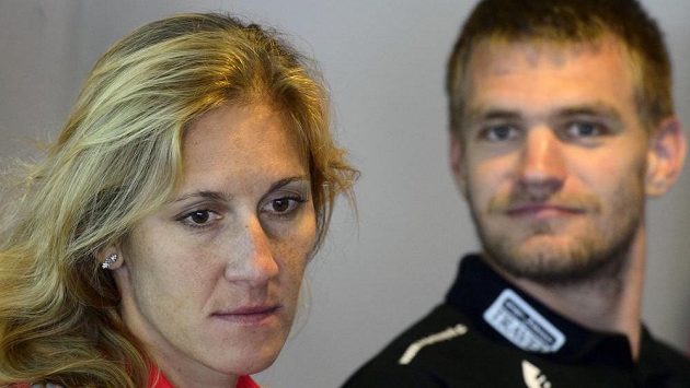Skifaři Ondřej Synek a Miroslava Knapková na tiskové konferenci před odletem české reprezentace na mistrovství Evropy ve veslování. Skifaři Ondřej Synek a Miroslava Knapková na tiskové konferenci před odletem české reprezentace na mistrovství Evropy ve veslování.