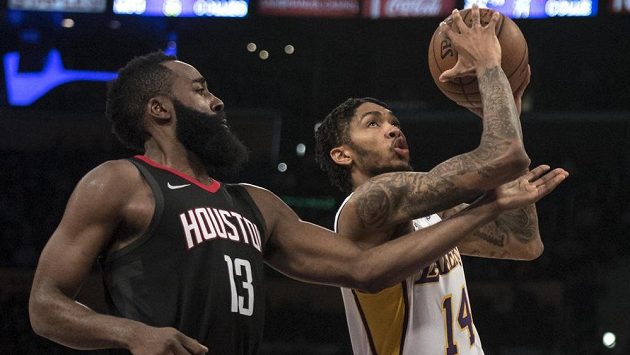 James Harden (vlevo) z Houstonu brání ve střelbě Brandonu Ingramovi z Los Angeles Lakers. James Harden (vlevo) z Houstonu brání ve střelbě Brandonu Ingramovi z Los Angeles Lakers.
