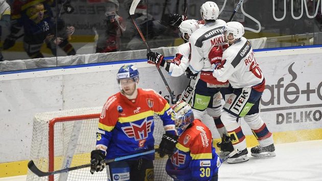Hokejisté Pardubic se radují z prvního gólu. Zleva autor branky Marek Hovorka, Juraj Mikuš a Tomáš Rolinek. Hokejisté Pardubic se radují z prvního gólu. Zleva autor branky Marek Hovorka, Juraj Mikuš a Tomáš Rolinek.