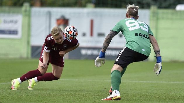 Václav Drchal ze Sparty překonává Vlastimila Veselého v brance Líšně. Václav Drchal ze Sparty překonává Vlastimila Veselého v brance Líšně.