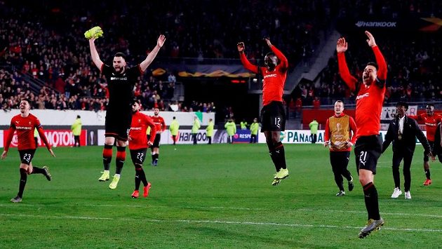 Gólman Rennes Tomáš Koubek se spoluhráči na archivním snímku. Gólman Rennes Tomáš Koubek se spoluhráči na archivním snímku.