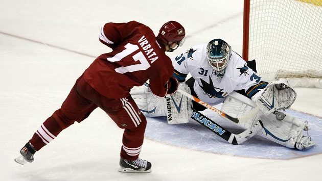 Gólman San Jose Sharks Antti Niemi zneškodňuje nájezd Radima Vrbaty z Phoenixu. Gólman San Jose Sharks Antti Niemi zneškodňuje nájezd Radima Vrbaty z Phoenixu.