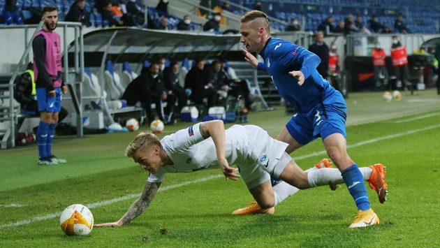 Pavel Kadeřábek z Hoffenheimu a padající Eirik Ulland Andersen z Molde. Pavel Kadeřábek z Hoffenheimu a padající Eirik Ulland Andersen z Molde.
