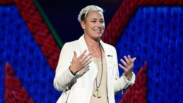 Bývalá americká fotbalistka Abby Wambachová. Bývalá americká fotbalistka Abby Wambachová.