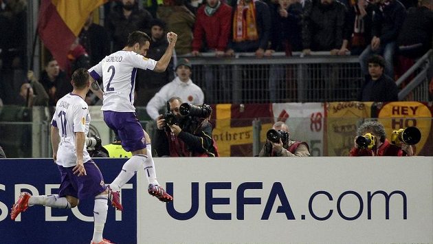Gonzalo Rodriguez z Fiorentiny (vpravo) se raduje z gólu proti AS Řím. Gonzalo Rodriguez z Fiorentiny (vpravo) se raduje z gólu proti AS Řím.