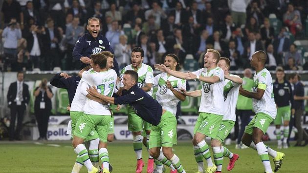 Fotbalisté Wolfsburgu se radují z vítězství v německém Superpoháru. Fotbalisté Wolfsburgu se radují z vítězství v německém Superpoháru.