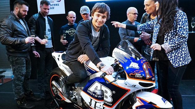 Motocykl Honda RC213V-RS Karla Abrahama (uprostřed) pro sezonu 2015. Motocykl Honda RC213V-RS Karla Abrahama (uprostřed) pro sezonu 2015.