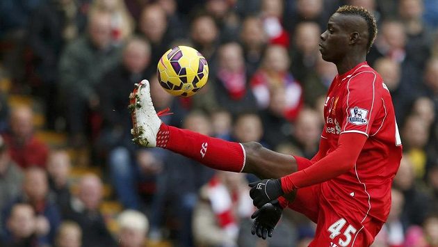 Mario Balotelli v dresu Liverpoolu nezáří. Momentálně je kritizovaný útočník na marodce. Mario Balotelli v dresu Liverpoolu nezáří. Momentálně je kritizovaný útočník na marodce.