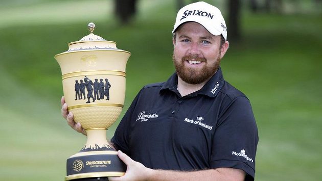 Shane Lowry s Gary Player Cup po triumfu v Akronu. Shane Lowry s Gary Player Cup po triumfu v Akronu.