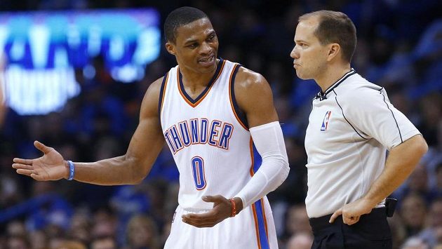 Basketbalista Oklahomy Russell Westbrook (vlevo) v debatě s rozhodčím během zápasu s Indianou. Basketbalista Oklahomy Russell Westbrook (vlevo) v debatě s rozhodčím během zápasu s Indianou.