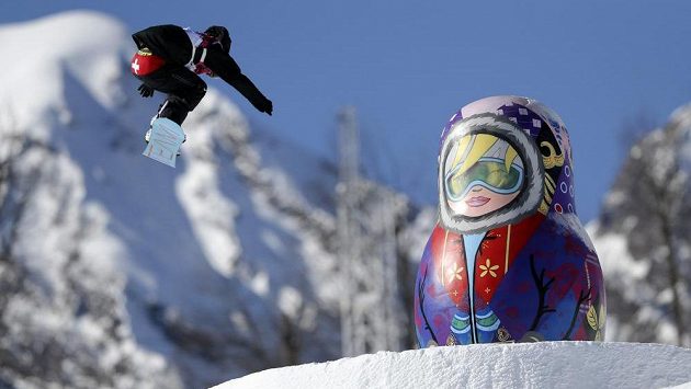 Netradiční dominantou horní části trati v parku extrémních sportů Roza Chutor je obří matrjoška. Netradiční dominantou horní části trati v parku extrémních sportů Roza Chutor je obří matrjoška.