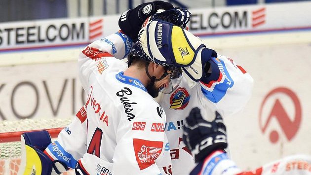 Vítkovický obránce Marek Hrbas a brankář Patrik Bartošák se radují z vítězství. Vítkovický obránce Marek Hrbas a brankář Patrik Bartošák se radují z vítězství.