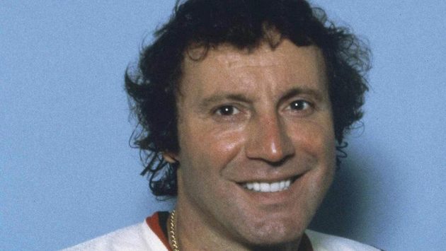 Hokejista Tony Esposito, trojnásobný držitel Vezina Trophy pro nejlepšího brankáře NHL. Hokejista Tony Esposito, trojnásobný držitel Vezina Trophy pro nejlepšího brankáře NHL.