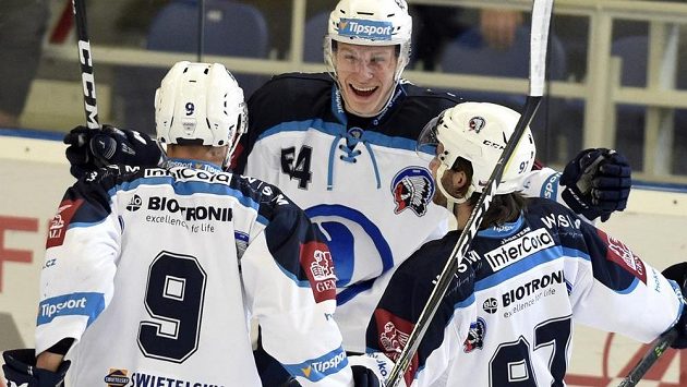 Junior Jakub Pour (uprostřed) z Plzně se na ilustračním snímku raduje se spoluhráči Davidem Skleničkou (vlevo) a Lukášem Kaňákem. Junior Jakub Pour (uprostřed) z Plzně se na ilustračním snímku raduje se spoluhráči Davidem Skleničkou (vlevo) a Lukášem Kaňákem.