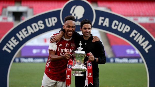 Kapitán Aubameyang a trenér Arteta po vítězství v FA Cupu. Kapitán Aubameyang a trenér Arteta po vítězství v FA Cupu.