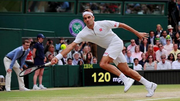 Švýcar Roger Federer ve wimbledonském finále v roce 2019 se Srbem Novakem Djokovičem. Švýcar Roger Federer ve wimbledonském finále v roce 2019 se Srbem Novakem Djokovičem.