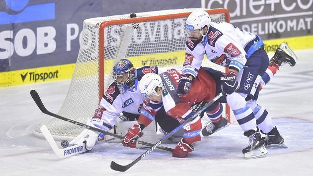 Závar před chomutovskou brankou v utkání 3. kola extraligy mezi HC Dynamo Pardubice a týmem Piráti Chomutov. Závar před chomutovskou brankou v utkání 3. kola extraligy mezi HC Dynamo Pardubice a týmem Piráti Chomutov.
