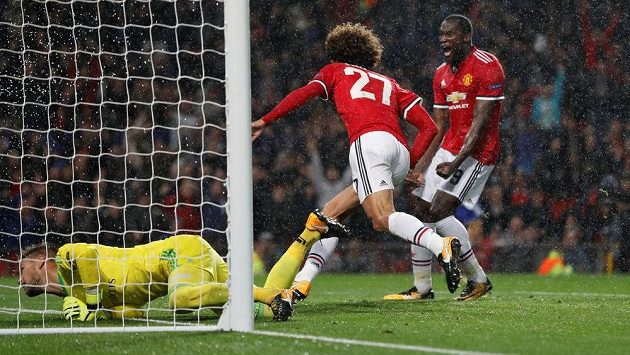 Marouane Fellaini z Manchesteru United jásá. Tomáš Vaclík v bráně Basileje poprvé v zápase inkasoval. Marouane Fellaini z Manchesteru United jásá. Tomáš Vaclík v bráně Basileje poprvé v zápase inkasoval.