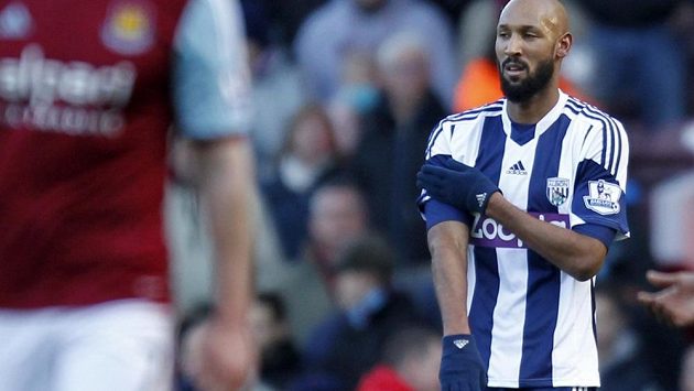 Francouz Nicolas Anelka slavil gól kontroverzním gestem. Francouz Nicolas Anelka slavil gól kontroverzním gestem.