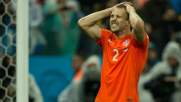 Nizozemský obránce Ron Vlaar vynechá kvalifikační duel Oranjes proti České republice. Nizozemský obránce Ron Vlaar vynechá kvalifikační duel Oranjes proti České republice.