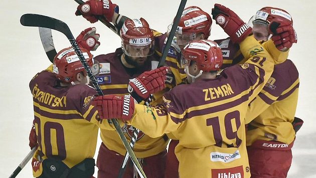 Radost jihlavských hráčů z druhého gólu v utkání 11. kola baráže o hokejovou extraligu s HC Energie Karlovy Vary. Radost jihlavských hráčů z druhého gólu v utkání 11. kola baráže o hokejovou extraligu s HC Energie Karlovy Vary.