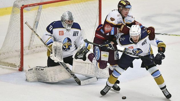 Kladenský obránce Martin Lenďák (vpravo) a útočník Jihlavy Radek Hubáček bojují před brankářem Rytířů Lukášem Cikánkem. Kladenský obránce Martin Lenďák (vpravo) a útočník Jihlavy Radek Hubáček bojují před brankářem Rytířů Lukášem Cikánkem.