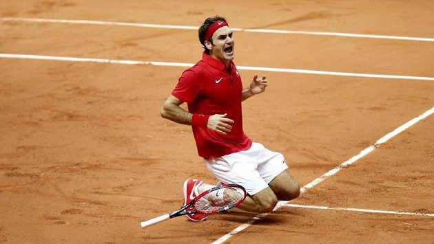 Roger Federer se raduje po vítězství nad Richardem Gasquetem a ze zisku třetího bodu ve finále Davis Cupu. Roger Federer se raduje po vítězství nad Richardem Gasquetem a ze zisku třetího bodu ve finále Davis Cupu.
