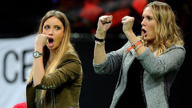 Takhle minulý rok Nicole Vaidišová (vpravo) fandila českým tenistům v Davisově poháru. Vlevo je přítelkyně Tomáše Berdycha, modelka Ester Sátorová. Takhle minulý rok Nicole Vaidišová (vpravo) fandila českým tenistům v Davisově poháru. Vlevo je přítelkyně Tomáše Berdycha, modelka Ester Sátorová.