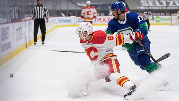 Hokejový útočník Dominik Simon v dresu Calgary během utkání NHL s Vancouverem. Hokejový útočník Dominik Simon v dresu Calgary během utkání NHL s Vancouverem.