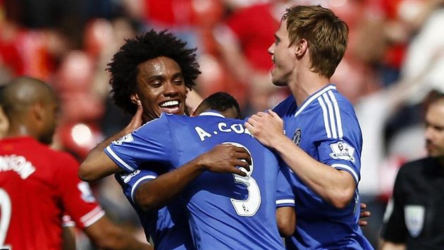 Radost fotbalistů Chelsea Williana, Ashleyho Colea a Tomáše Kalase (vpravo) po výhře nad Liverpoolem. Radost fotbalistů Chelsea Williana, Ashleyho Colea a Tomáše Kalase (vpravo) po výhře nad Liverpoolem.