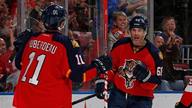 Jonathan Huberdeau a Jaromír Jágr (vpravo) v dresu Floridy oslavují gól proti Ottawě. Jonathan Huberdeau a Jaromír Jágr (vpravo) v dresu Floridy oslavují gól proti Ottawě.