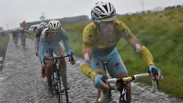 Italský cyklista Vincenzo Nibali (ve žlutém trikotu vedoucího jezdce) v úseku na dlažebních kostkách v průběhu středeční páté etapy Tour de France. Italský cyklista Vincenzo Nibali (ve žlutém trikotu vedoucího jezdce) v úseku na dlažebních kostkách v průběhu středeční páté etapy Tour de France.
