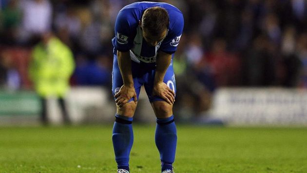 Zklamaný záložník Wiganu Shaun Maloney po porážce se Swansea. Zklamaný záložník Wiganu Shaun Maloney po porážce se Swansea.