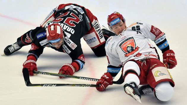 Zleva Vladimír Dravecký z Třince a Rudolf Červený z Hradce. Zleva Vladimír Dravecký z Třince a Rudolf Červený z Hradce.