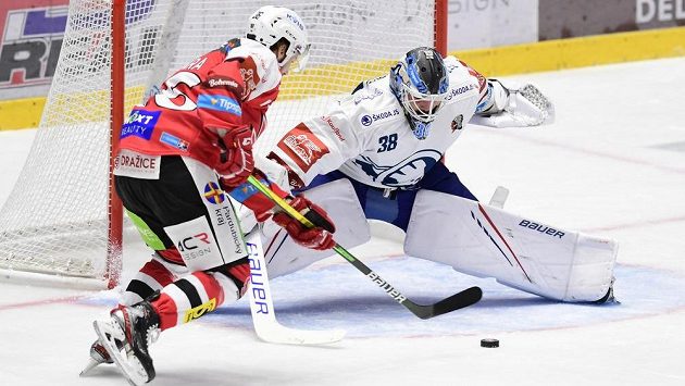 Anthony Camara z Pardubic před brankářem Plzně Dominikem Furchem. Anthony Camara z Pardubic před brankářem Plzně Dominikem Furchem.