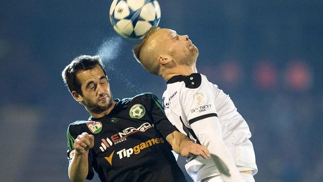 Záložník Příbrami David Štípek (vlevo) a hradecký záložník Jan Javůrek v osmifinále MOL Cupu. Záložník Příbrami David Štípek (vlevo) a hradecký záložník Jan Javůrek v osmifinále MOL Cupu.