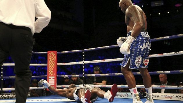 Dereck Chisora ležící, Dillian Whyte vítězný. Dereck Chisora ležící, Dillian Whyte vítězný.