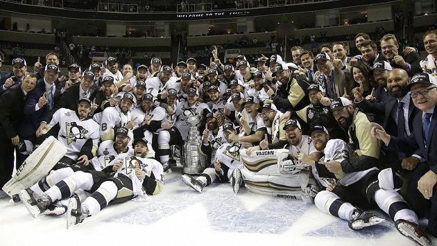 Hokejisté Pittsburghu Penguins pózují se Stanley Cupem. Hokejisté Pittsburghu Penguins pózují se Stanley Cupem.
