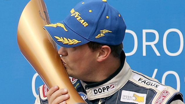 Vítěz třetí jízdy Adam Lacko s trofejí. Vítěz třetí jízdy Adam Lacko s trofejí.