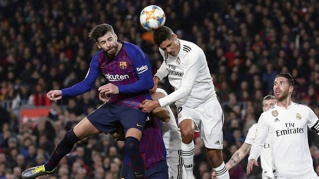 Gerard Pique v hlavičkovém souboji Gerard Pique v hlavičkovém souboji