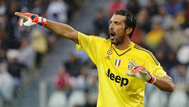 Gólman Juventusu Gianluigi Buffon diriguje spoluhráče v ligovém utkání proti Udine. Gólman Juventusu Gianluigi Buffon diriguje spoluhráče v ligovém utkání proti Udine.
