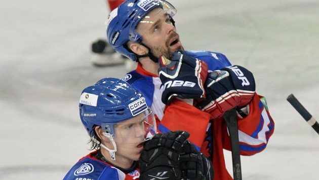 Zklamaní hráči pražského Lva Nicklas Danielsson (vpředu) a Jakub Klepiš po prohraném utkání a vyřazení z play-off KHL. Zklamaní hráči pražského Lva Nicklas Danielsson (vpředu) a Jakub Klepiš po prohraném utkání a vyřazení z play-off KHL.