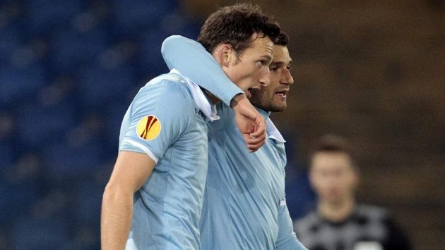 Útočník Lazia Řím Libor Kozák (vlevo) oslavuje se spoluhráčem Antoniem Candrevou proti Stuttgartu. Útočník Lazia Řím Libor Kozák (vlevo) oslavuje se spoluhráčem Antoniem Candrevou proti Stuttgartu.