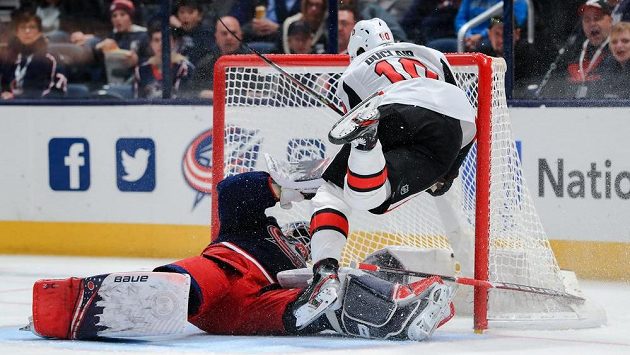 Útočník Ottawy Anthony Duclair se v duelu NHL srazil s brankářem Columbusu Elvisem Merzlikinsem. Útočník Ottawy Anthony Duclair se v duelu NHL srazil s brankářem Columbusu Elvisem Merzlikinsem.