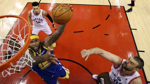 Basketbalista Golden State Warriors DeMarcus Cousins zakončuje akci ve druhém finále play off NBA v Torontu. Basketbalista Golden State Warriors DeMarcus Cousins zakončuje akci ve druhém finále play off NBA v Torontu.