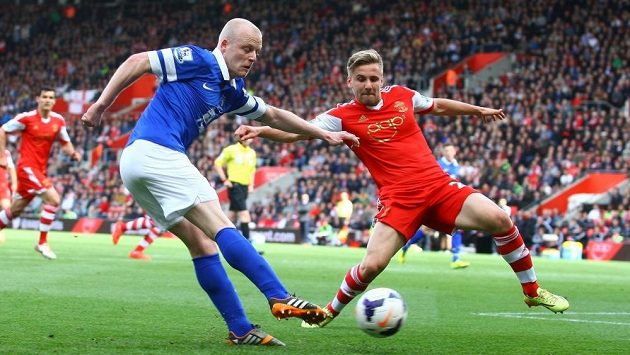 Steven Naismith (vlevo) z Evertonu centruje, brání mu bývalý hráč Southamptonu Luke Shaw. Steven Naismith (vlevo) z Evertonu centruje, brání mu bývalý hráč Southamptonu Luke Shaw.