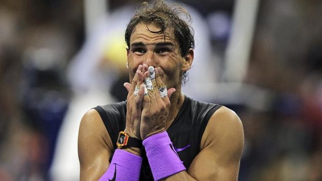 Dojatý Rafael Nadal byl po vyčerpávající finálové bitvě naměkko. Dojatý Rafael Nadal byl po vyčerpávající finálové bitvě naměkko.