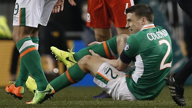 Seamus Coleman se zraněnou nohou po zákroku Taylora během utkání s Walesem Seamus Coleman se zraněnou nohou po zákroku Taylora během utkání s Walesem
