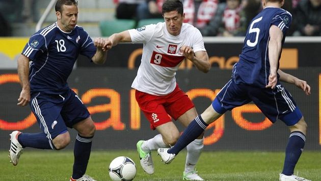 Polák Robert Lewandowski (uprostřed) v souboji s hráči Andorry. Polák Robert Lewandowski (uprostřed) v souboji s hráči Andorry.